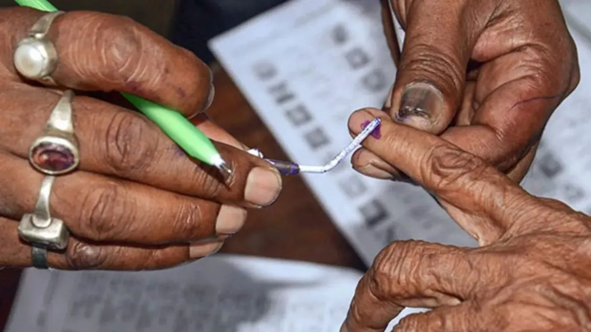 पहले चरण में उत्तर प्रदेश के 9 मंडलों के 37 जिलों में वोट डाले जा रहे हैं- India TV Hindi