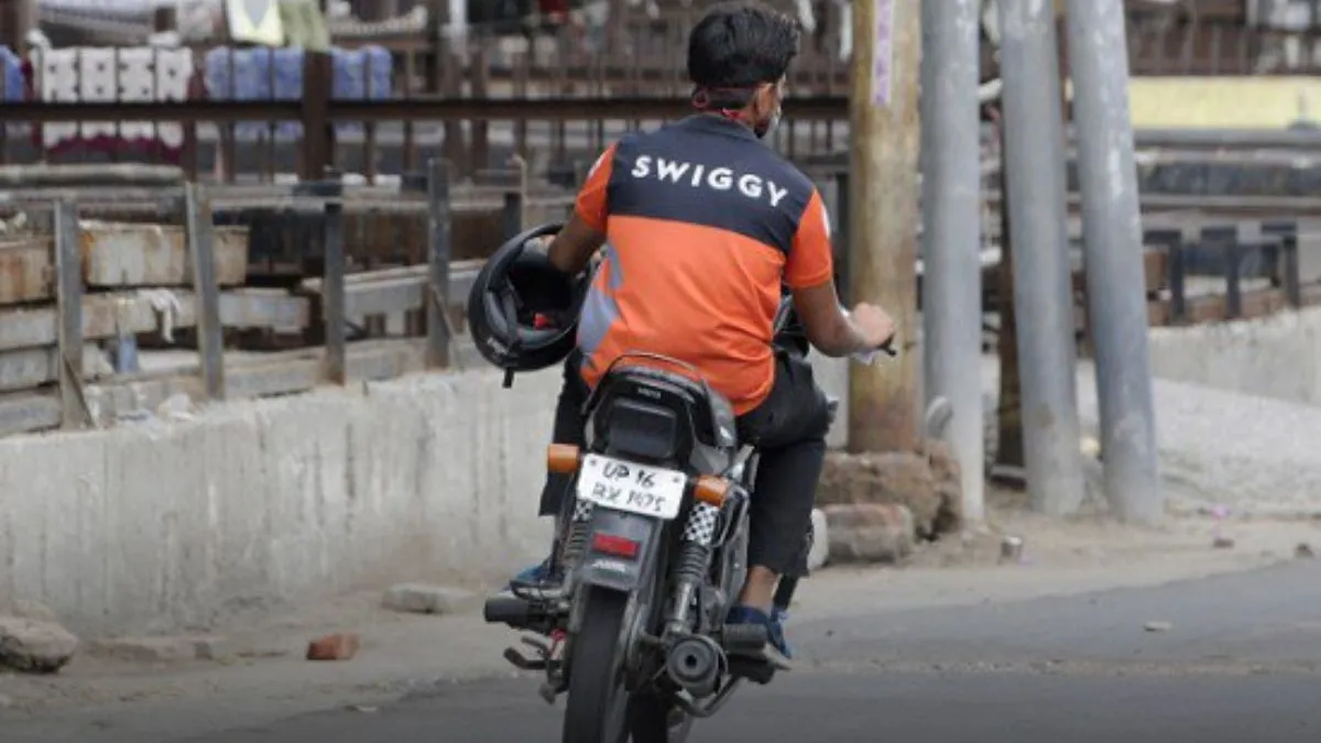 Swiggy Delivery Boy- India TV Paisa