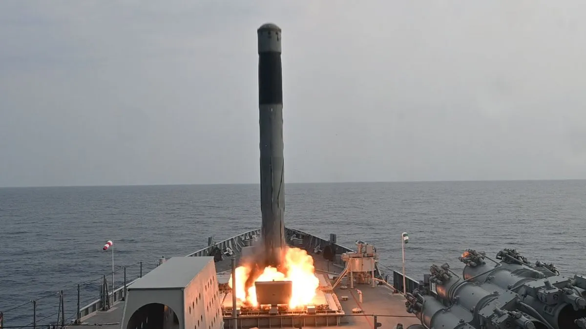 आइएनएस मोरमुगाव से समुद्र में नौसेना ने किया सुपरसोनिक ब्रम्होस मिसाइल का सफल परीक्षण- India TV Hindi