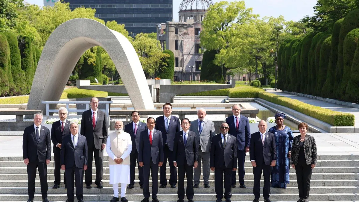 जापान में विश्व नेताओं के बीच पीएम मोदी- India TV Hindi