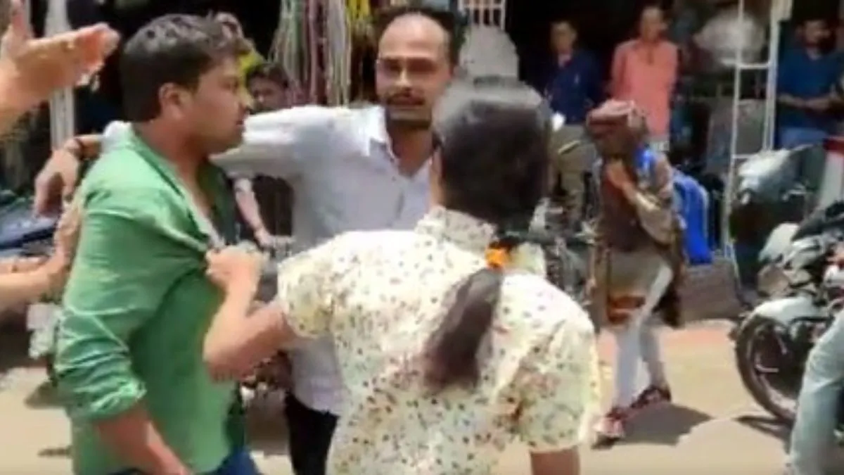 एक्स बॉयफ्रेंड को पिटते हुए लड़की।- India TV Hindi