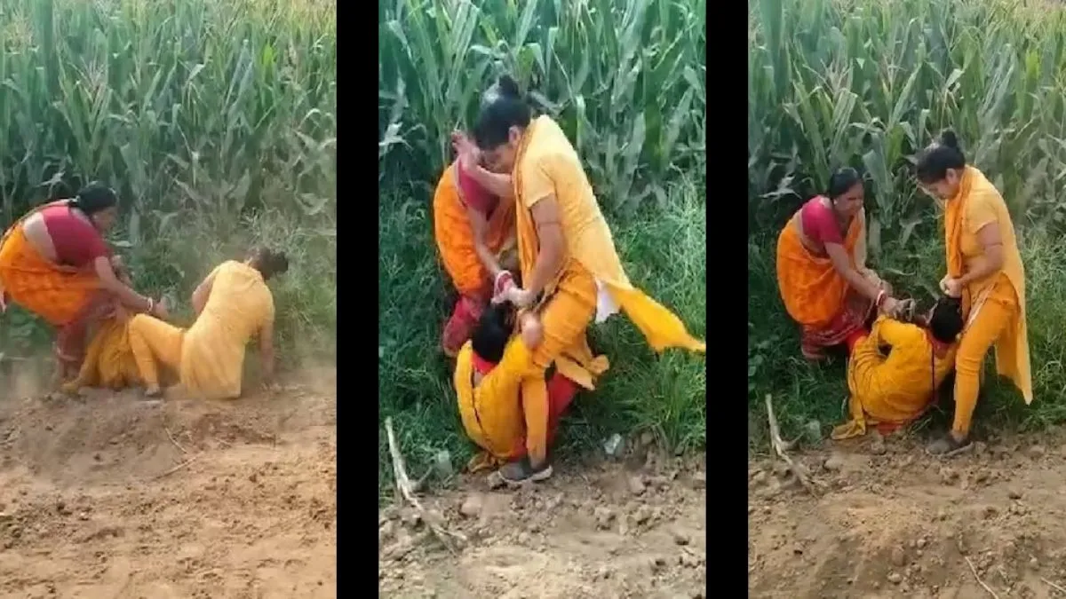 टीचर्स ने खेत में एक दूसरे को जमकर पीटा।- India TV Hindi