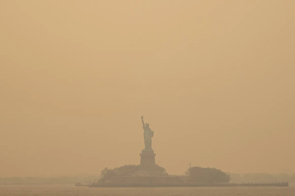 अमेरिका तक पहुंची कनाडा के जंगलों की आग, ओटावा के बाद न्यूयॉर्क में छाया धुआं- India TV Hindi