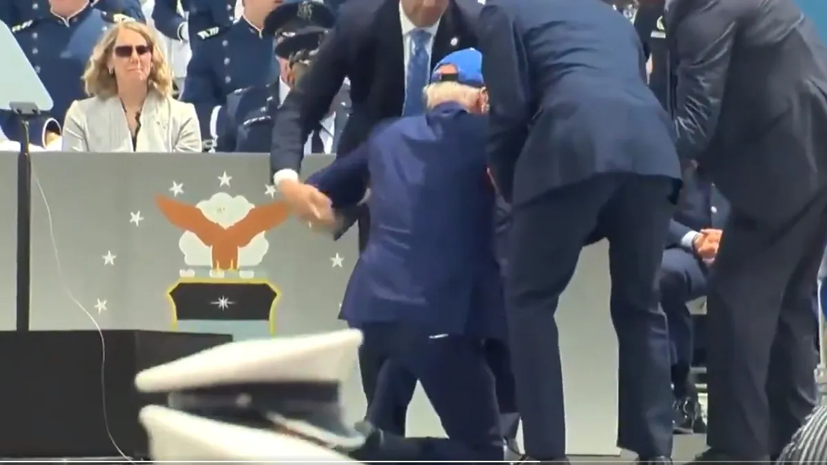 मंच पर लड़खड़ाकर गिर गए अमेरिकी राष्ट्रपति जो बाइडन, सैंडबैग में फंसा पैर- India TV Hindi