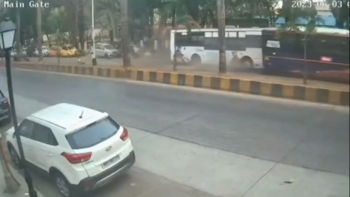 bus collision CCTV- India TV Hindi