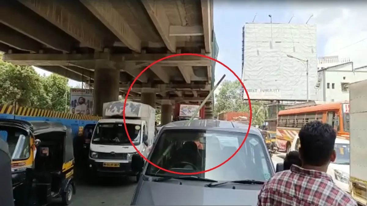 iron rod fell on moving car- India TV Hindi
