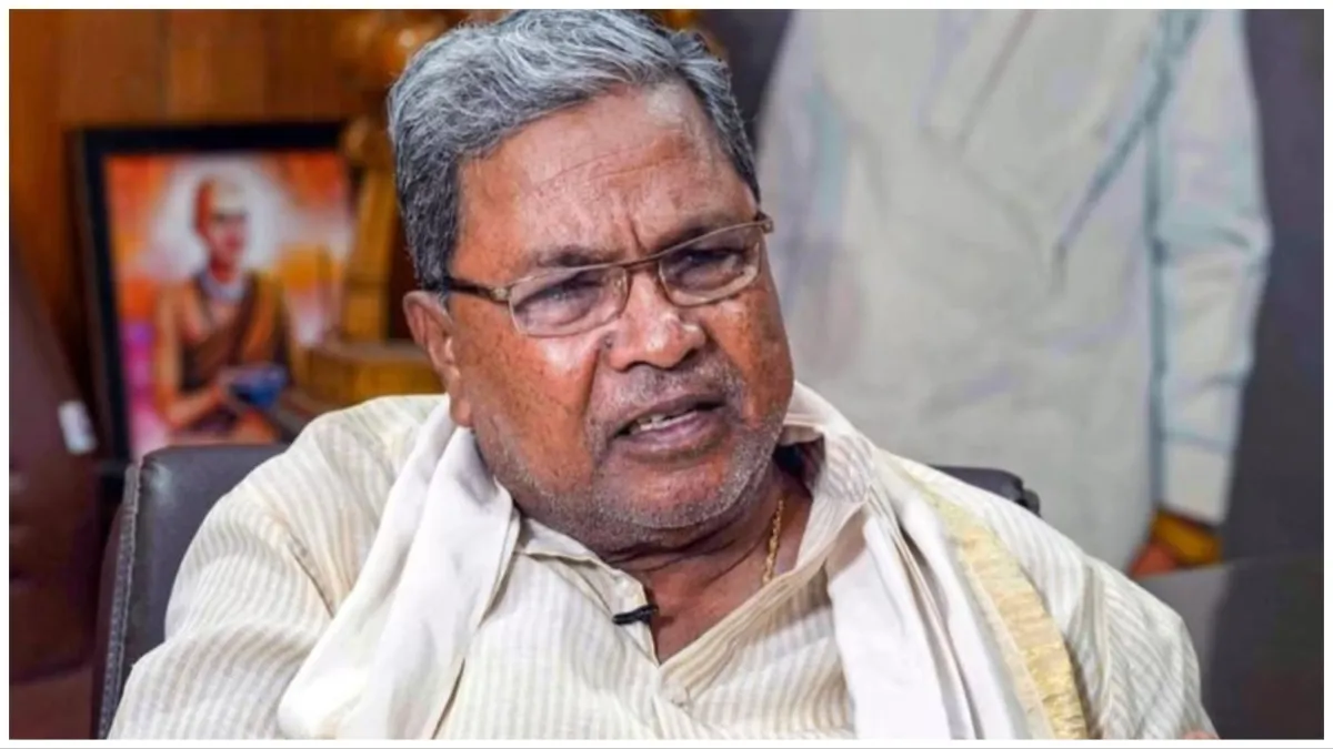 viral video of Congress workers beaten man who abused Siddaramaiah and asked for apology through a C- India TV Hindi