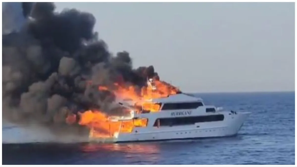 Fierce fire in ship going to sea near Egypt video of incident goes viral- India TV Hindi