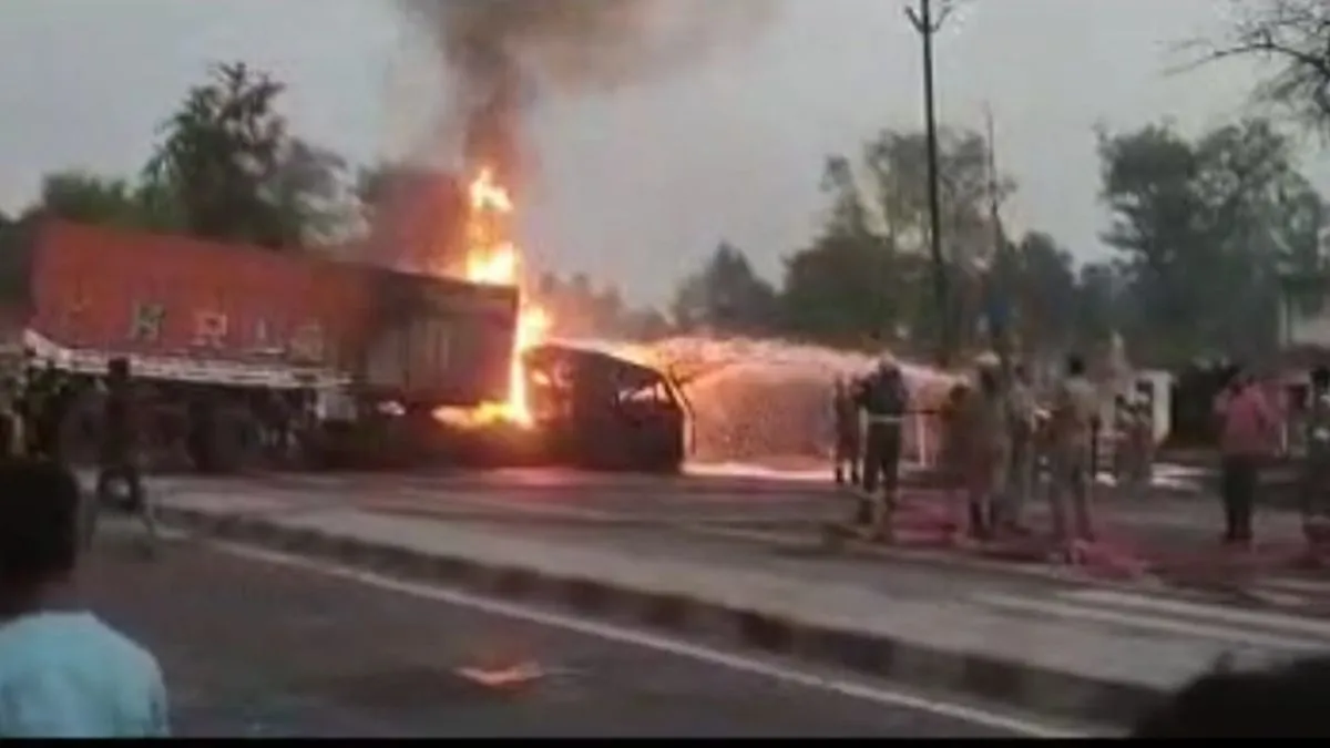 टैंकर और ट्रेलर में भिड़ंत के बाद लगी भीषण आग- India TV Hindi