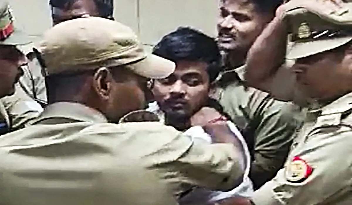 संजीव जीवा की हत्या के आरोपी को गिरफ्तार कर ले जाती पुलिस- India TV Hindi