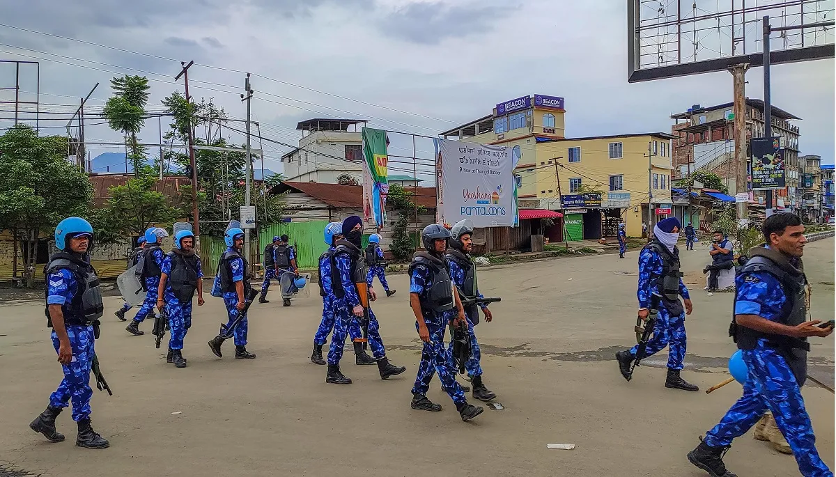 मणिपुर में गश्त लगाते सुरक्षाकर्मी- India TV Hindi