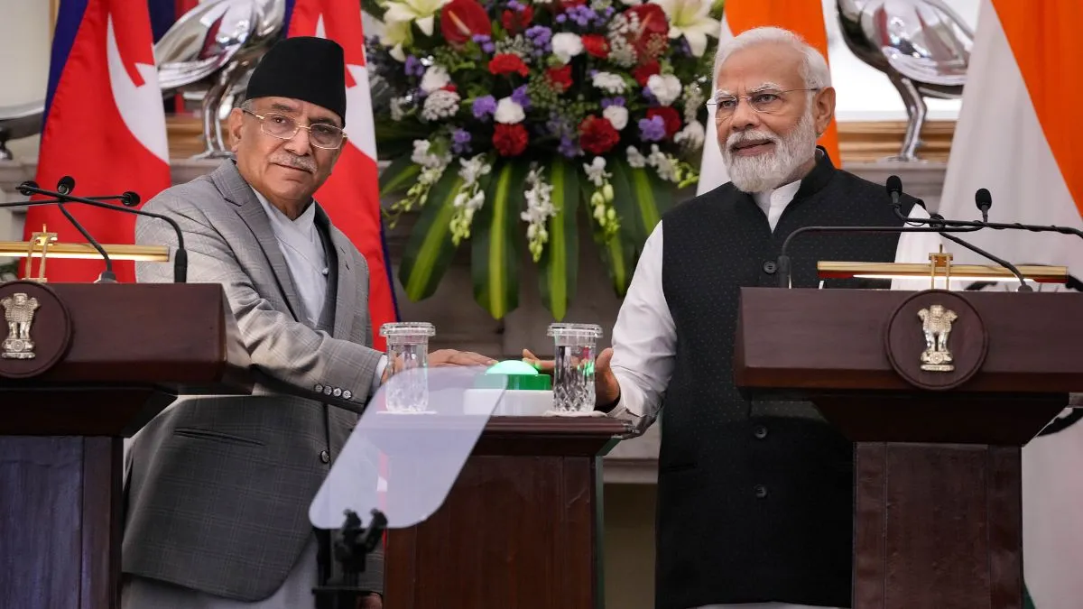 पीएम मोदी से मिलते नेपाल के प्रधानमंत्री पुष्प कमल दहल प्रचंड- India TV Hindi