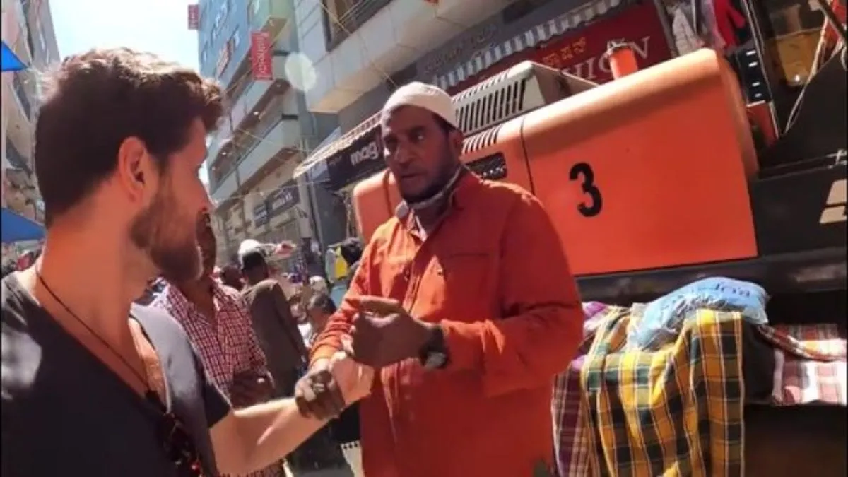 बेंगलुरु के चोर बाजार में Youtuber के साथ बदसलूकी करता हुआ शख्स।- India TV Hindi
