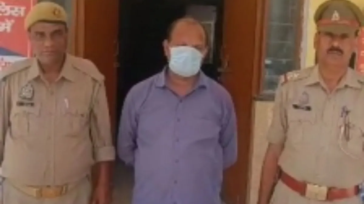 पुलिस की गिरफ्त में आरोपी डॉक्टर।- India TV Hindi