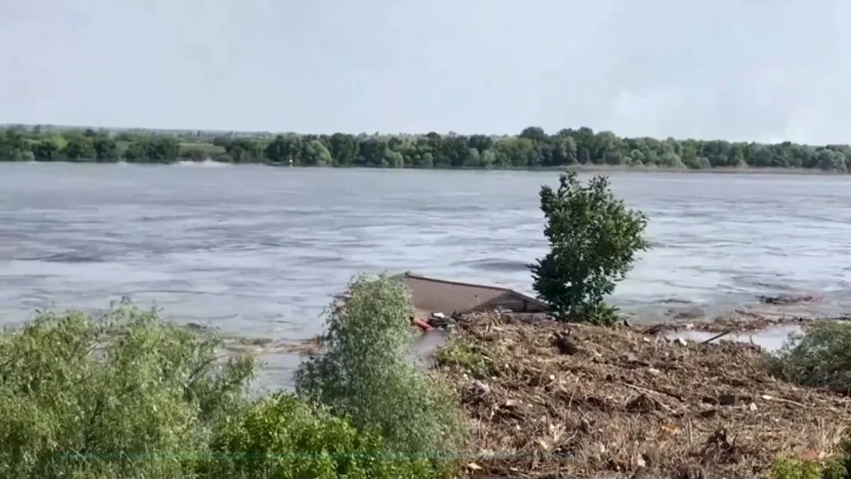 यूक्रेन में नोवा काखोवका डैम टूटने के बाद नीप्रो नदी का विकराल रूप और उसमें बहता मकान का छत- India TV Hindi