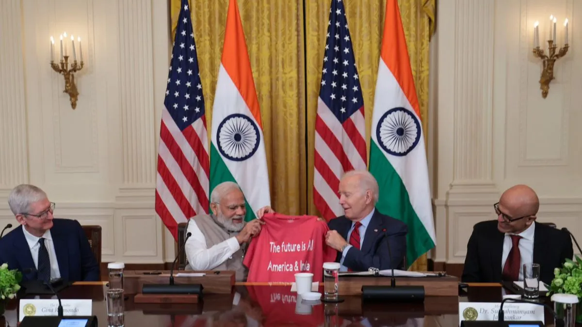 अमेरिकी राष्ट्रपति जो बाइडेन ने पीएम मोदी के AI- बयान के लिए अमेरिका-इंडिया लिखा विशेष टी-शर्ट दिया।- India TV Hindi