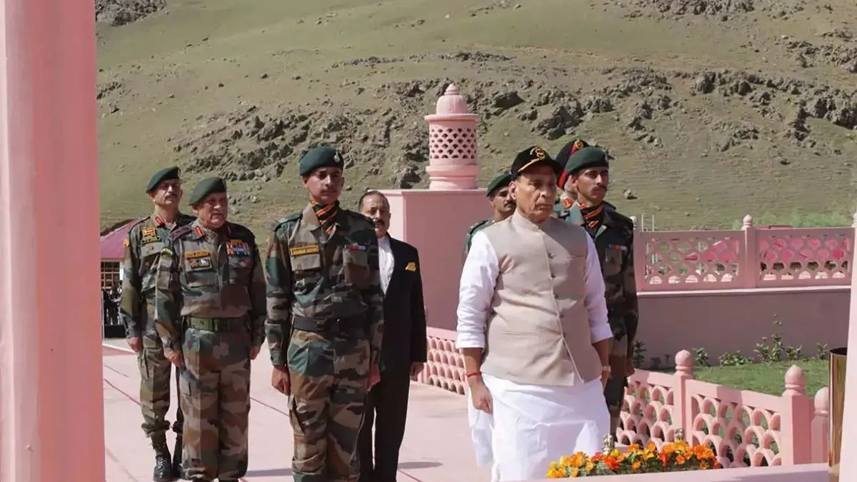 शहीदों को श्रद्धांजलि देते रक्षामंत्री राजनाथ सिंह (फाइल)- India TV Hindi