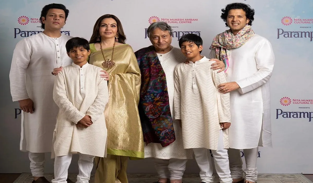 उस्ताद अमजद अली खां, उनके बेटे और पोतों के साथ श्रीमती नीता अंबानी।- India TV Hindi