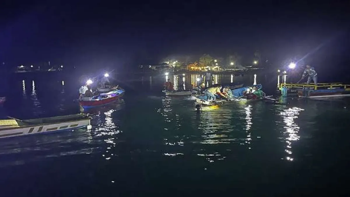 खचाखच भरी इंडोनेशियाई नौका पलटी, 15 लोगों की डूबने से मौत, 33 लोगों को बचाया- India TV Hindi