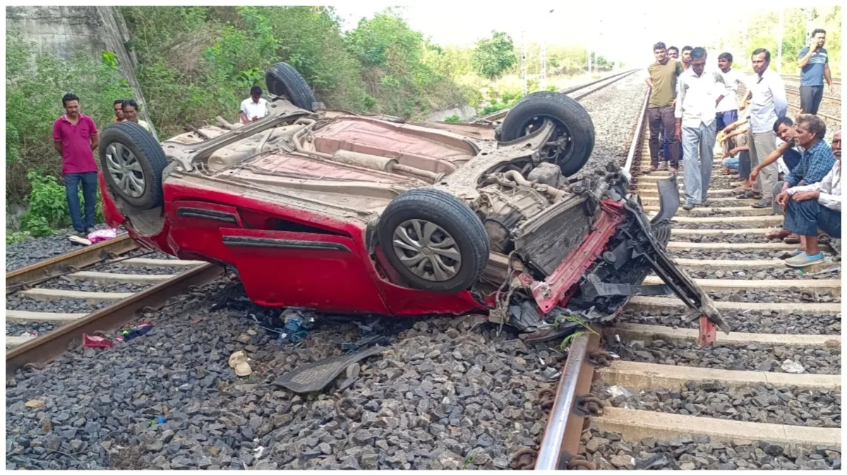 Horrific road accident on Wardha-Nagpur border car fell down from overbridge 5 people injured- India TV Hindi