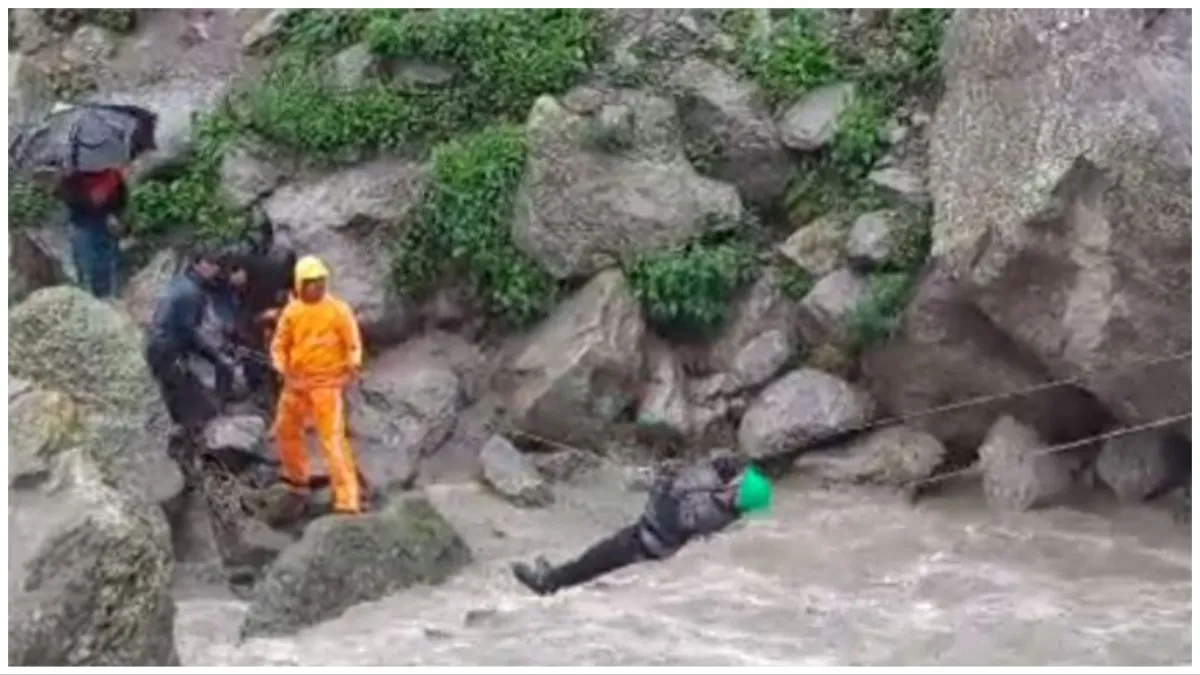 NDRF rescued 28 people in himachal pradesh after cloud burst showed indomitable courage - India TV Hindi