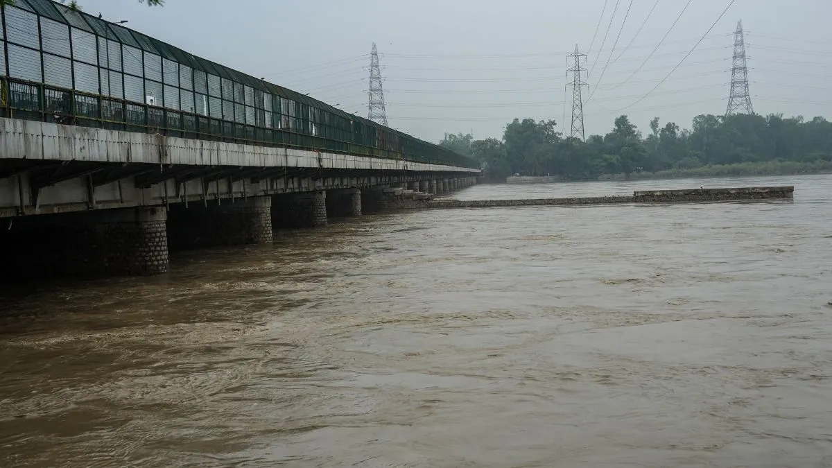 उफान पर यमुना नदी- India TV Hindi
