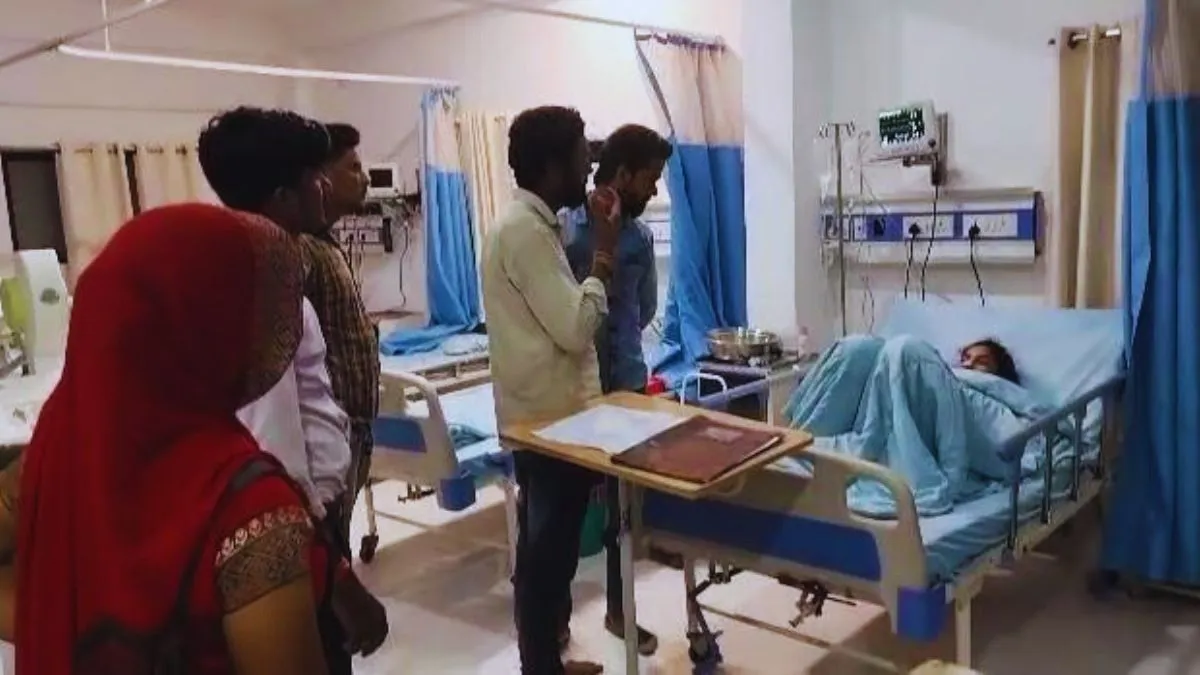 युवती को आनन-फानन में अस्पताल में भर्ती कराया गया- India TV Hindi