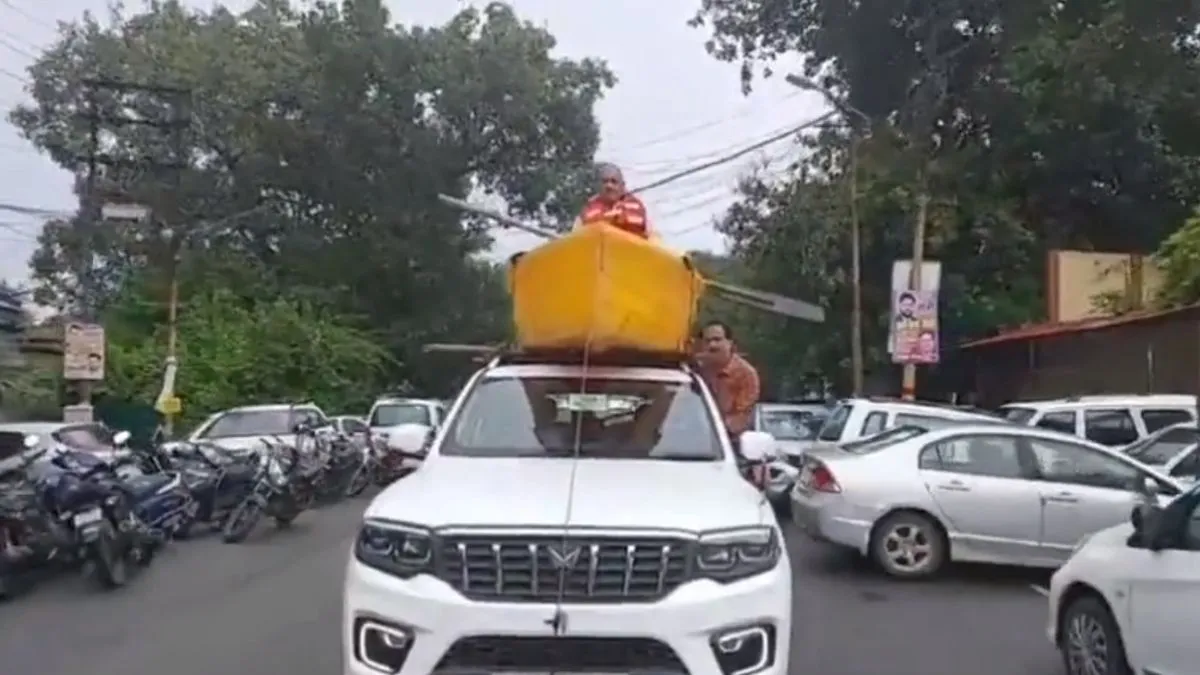 Waterlogging, MLA Amitabh Bajpai, boat on SUV, Kanpur SP MLA- India TV Hindi
