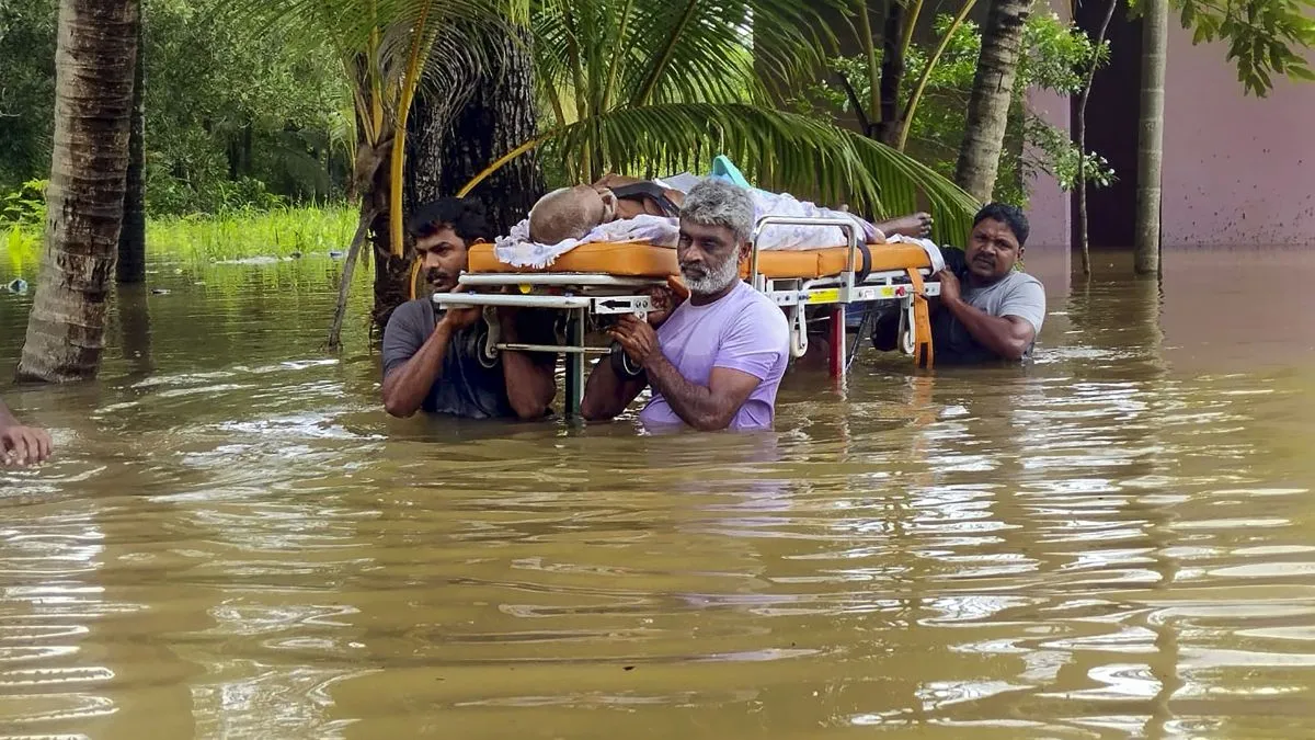 केरल में भारी बारिश से जन जीवन अस्त व्यस्त- India TV Hindi