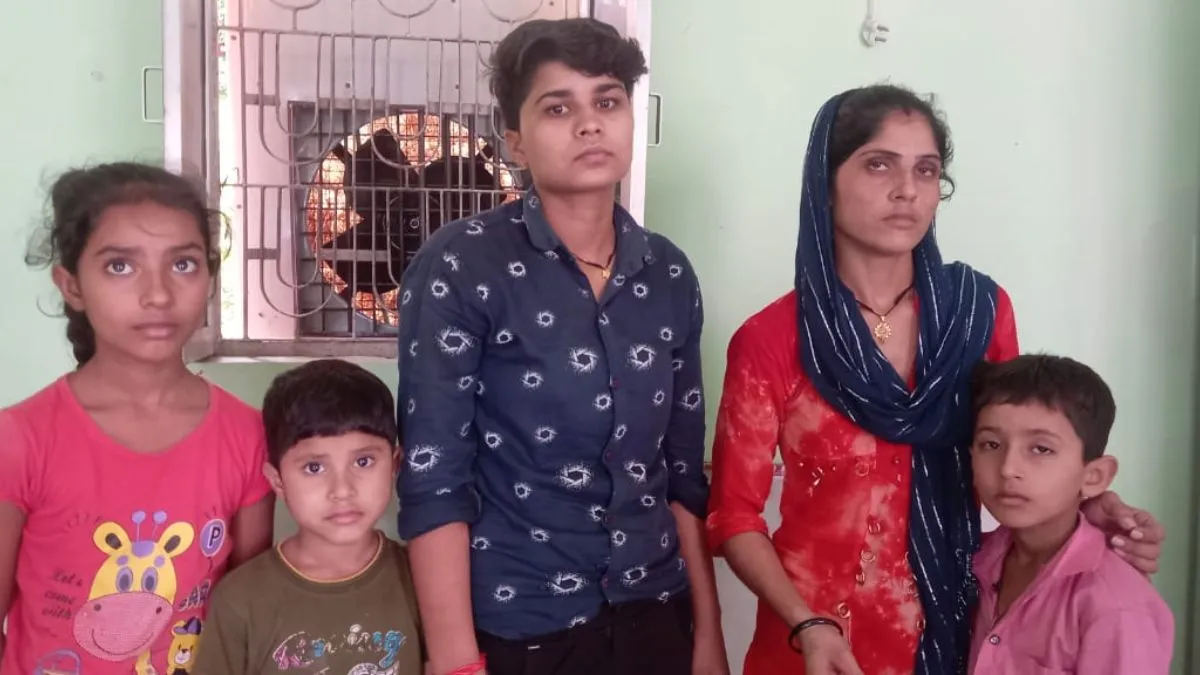 तीन बच्चों के साथ घर से भागी महिला और उसकी सहेली- India TV Hindi