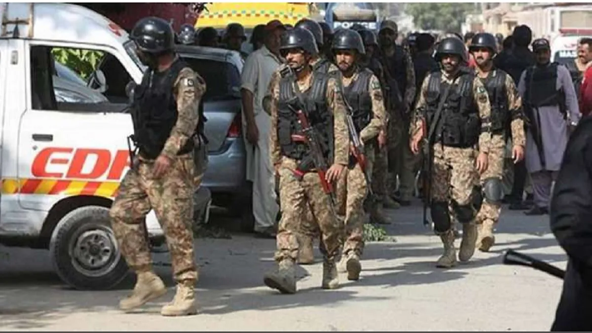 पाकिस्तान में भुखमरी चरम पर, पुलिसवाले कर रहे लूटमारी, खाने के तेल के साथ गिरफ्तार लोगों में पुलिसकर- India TV Hindi