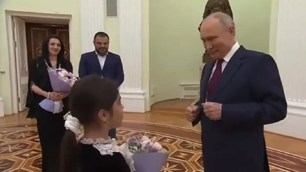 पुतिन का दिखा अलग अंदाज, नन्ही बच्ची के साथ कुछ यूं दिखे रूसी राष्ट्रपति- India TV Hindi
