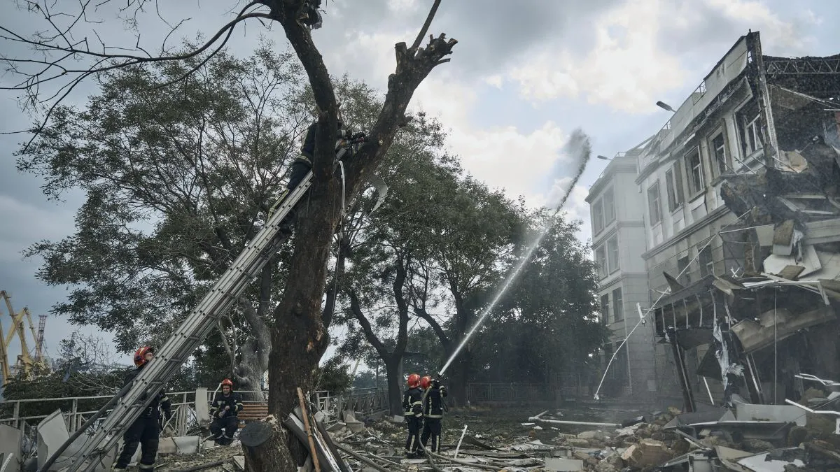 यूक्रेन के ओडेसा में रूसी हमले के बाद नष्ट हुई इमारत - India TV Hindi