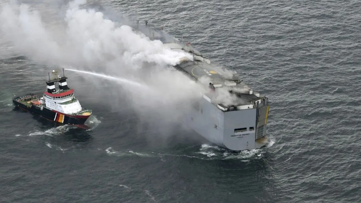 Ship Fire, Ship Fire 3000 Cars, Ship Fire Cars, North Sea Ship Fire- India TV Hindi