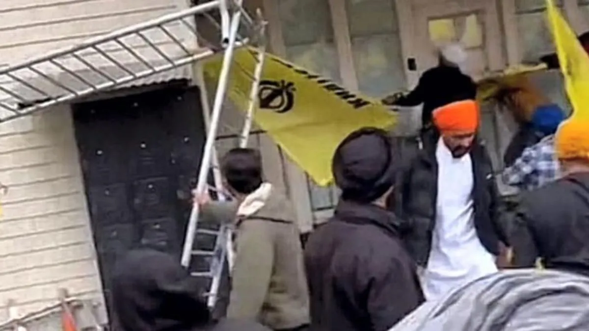 भारतीय वाणिज्य दूतावास में खालिस्तान समर्थक तोड़फोड़ करते हुए।- India TV Hindi