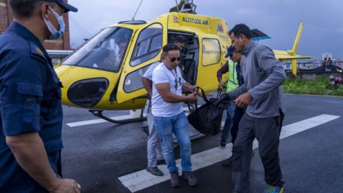 नेपाल में हेलीकॉप्टर दुर्घटना के शिकार मृतकों के शव को रेस्क्यू करती टीम।- India TV Hindi