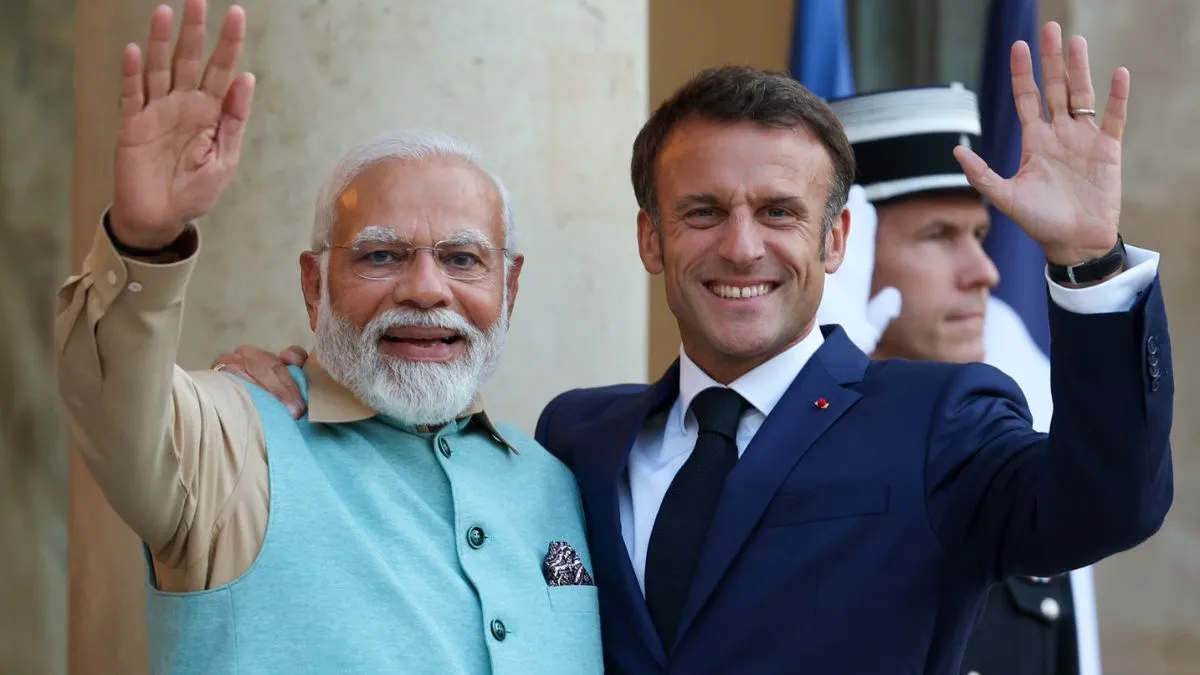 फ्रांस के राष्ट्रपति इमैनुएल मैक्रों के साथ पीएम मोदी। - India TV Hindi