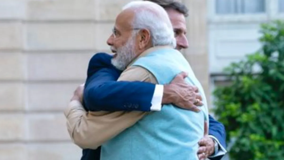 पीएम मोदी और फ्रांस के राष्ट्रपति इमैनुएल मैक्रों गले मिलतेहुए- India TV Hindi