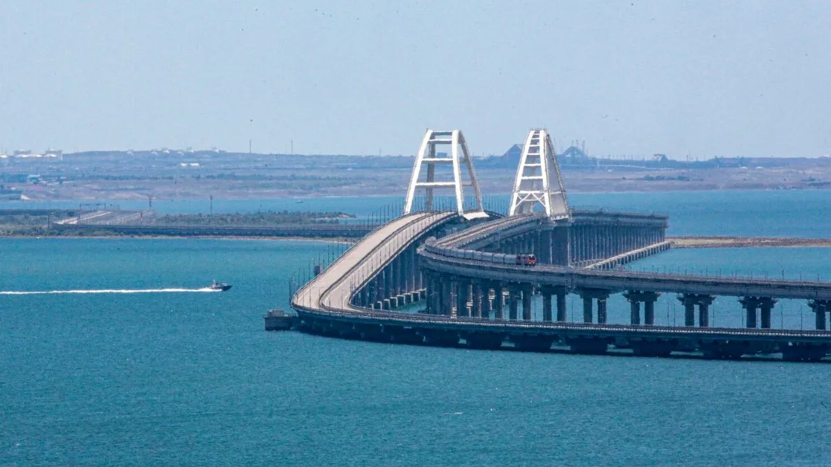 क्रीमिया को रूस से जोड़ने वाला समुद्री पुल।- India TV Hindi