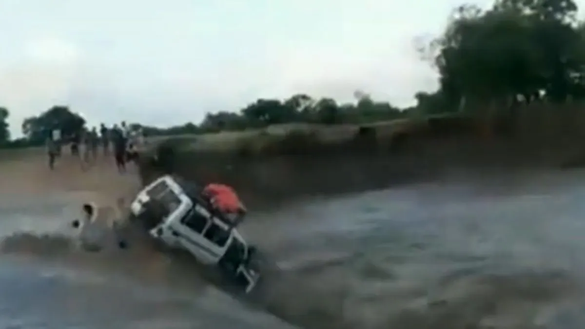 पानी में यात्रियों सहित बह गई जीप।- India TV Hindi