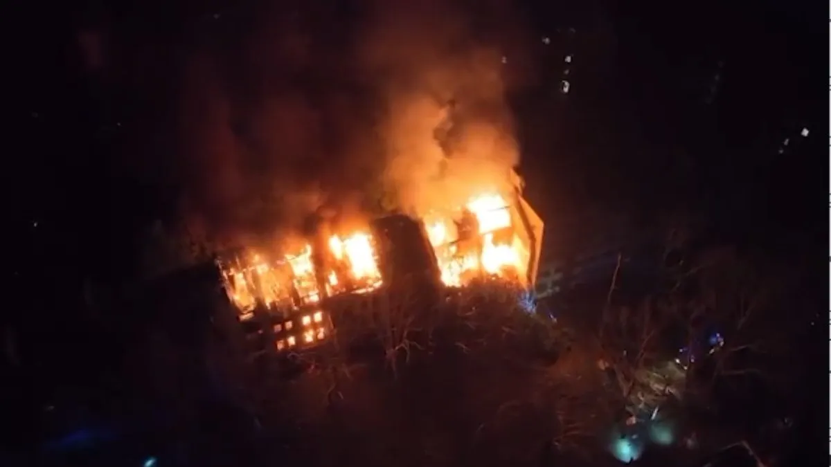 यूक्रेन के ओडिसा स्थित मायकोलैव पर रूस के मिसाइल हमले से लगी आग।- India TV Hindi