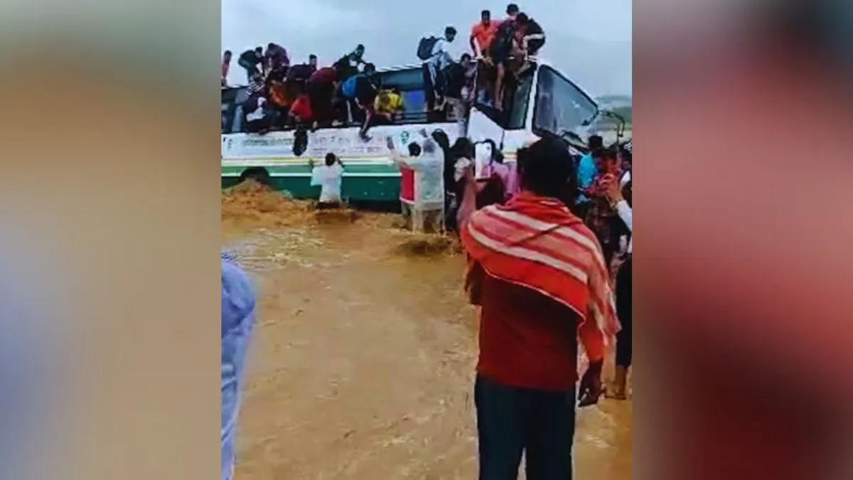 बस की छत से कूदकर जान बचाते यात्री- India TV Hindi