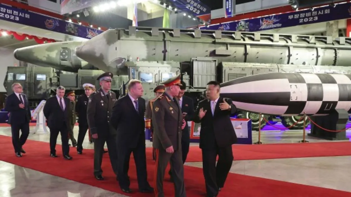 किम जोंग उन के प्रतिबंधित बैलिस्टिक मिसाइलों के जखीरे की प्रदर्शनी में पहुंचे रूस और चीन।- India TV Hindi