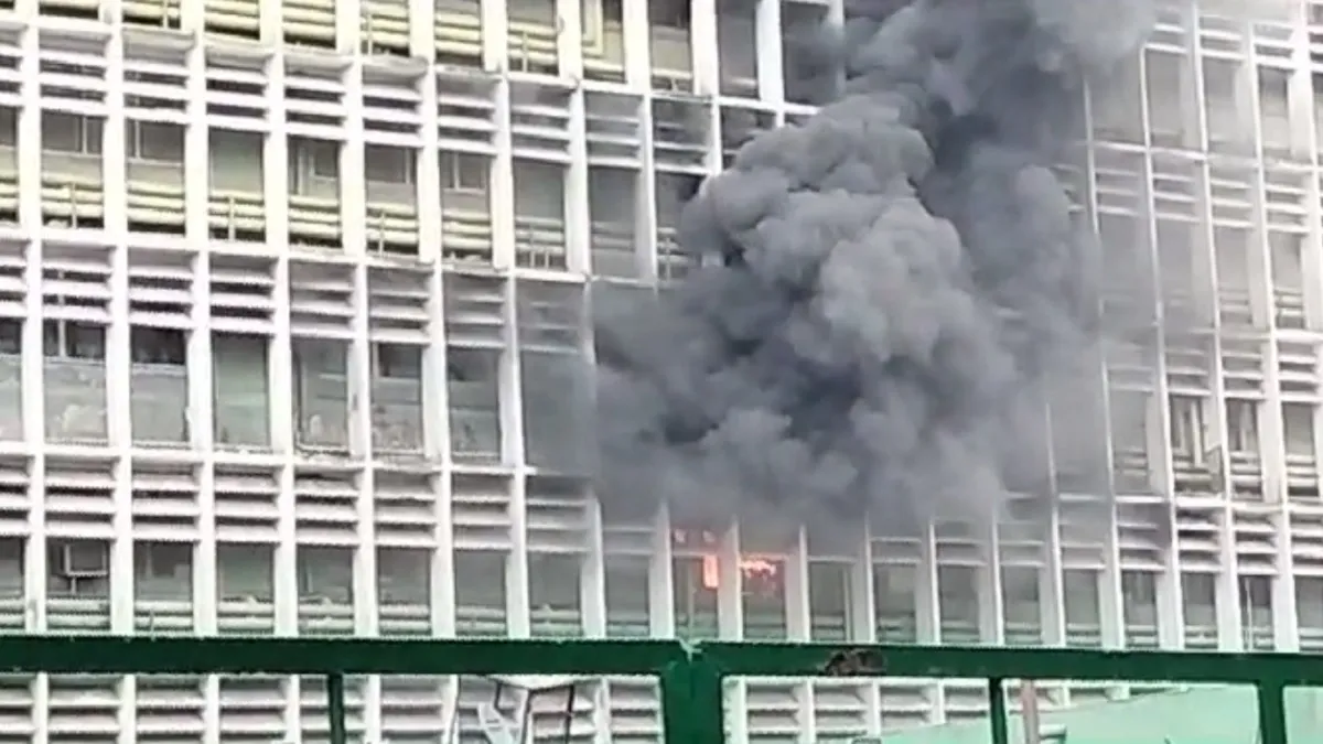 एम्स में आग, सभी को सु​रक्षित निकाला गया, बिल्डिंग से उठता दिखा धुंआ- India TV Hindi