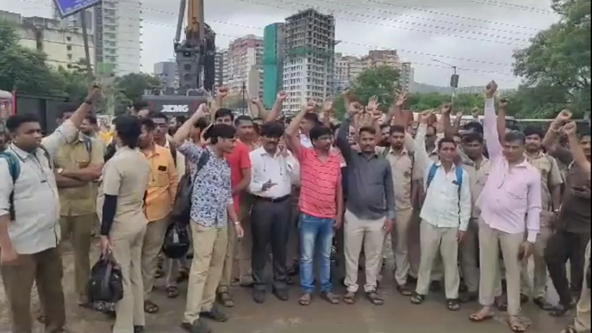 मुंबई में 'बेस्ट' बसों के अनुबंधित कर्मचारियों की अचानक हड़ताल- India TV Hindi