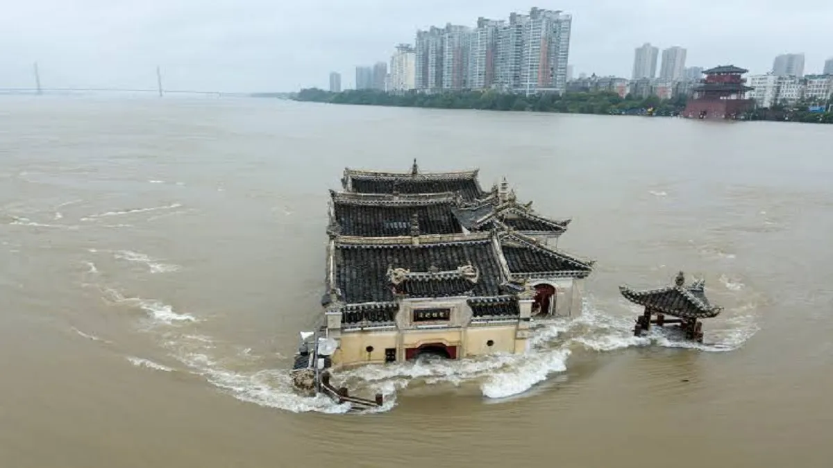 चीन में नहीं टला खतरा, बाढ़ से भारी तबाही, 33 की मौत, अभी भी बना हुआ है खतरनाक बारिश का डर - India TV Hindi