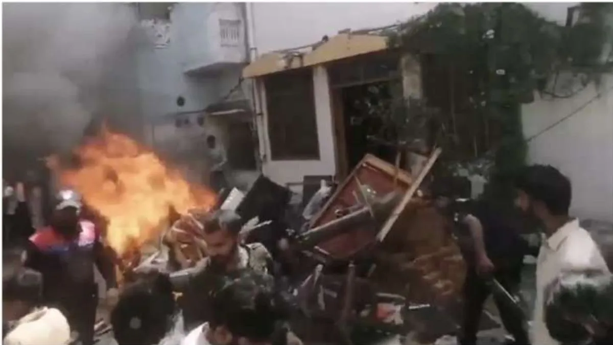 ईशनिंदा के संदेह में गुस्साई भीड़ ने चर्चों पर किया हमला, घरों में लगाई आग, अमेरिका ने कहा 'जांच करो- India TV Hindi