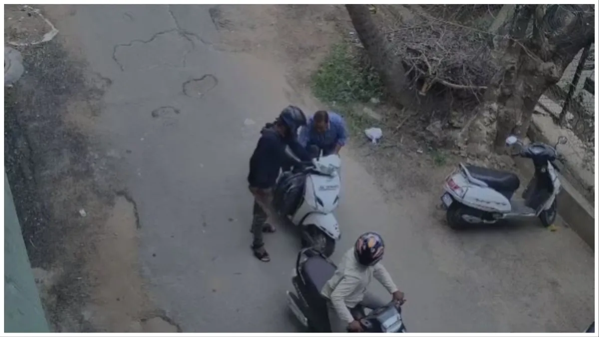 Bengaluru Crime News Two miscreants looted scooty rider by showing sharp weapons CCTV video went vir- India TV Hindi