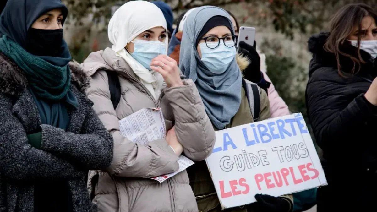 फ्रांस ने लिया बड़ा निर्णय, मुस्लिम छात्राओं को स्कूल में अबाया पहनने पर लगाया प्रतिबंध- India TV Hindi