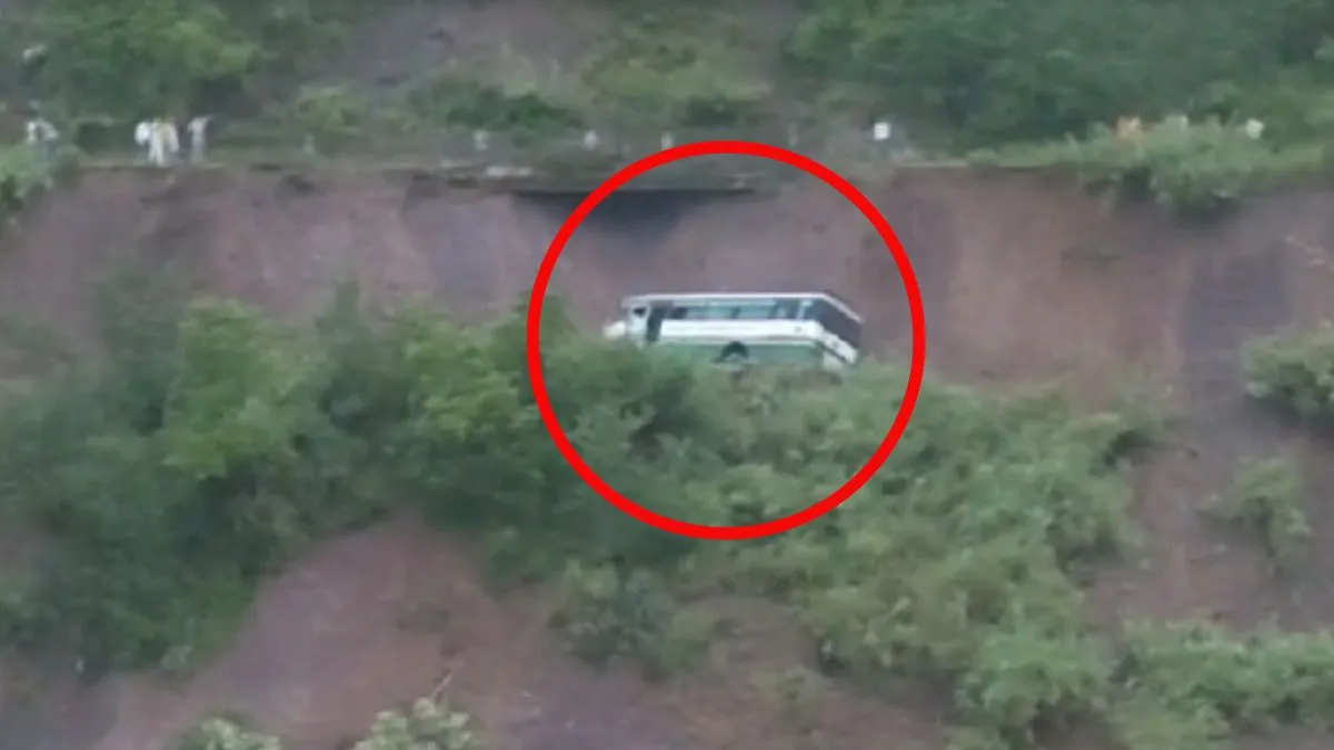 bus landslide- India TV Hindi